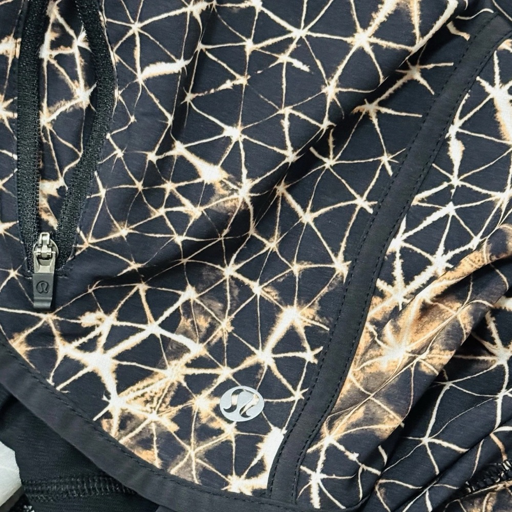 Lululemon Star Crushed Black shorts lined athletic Size 6 Inseam 4 EUC - Picture 7 of 8